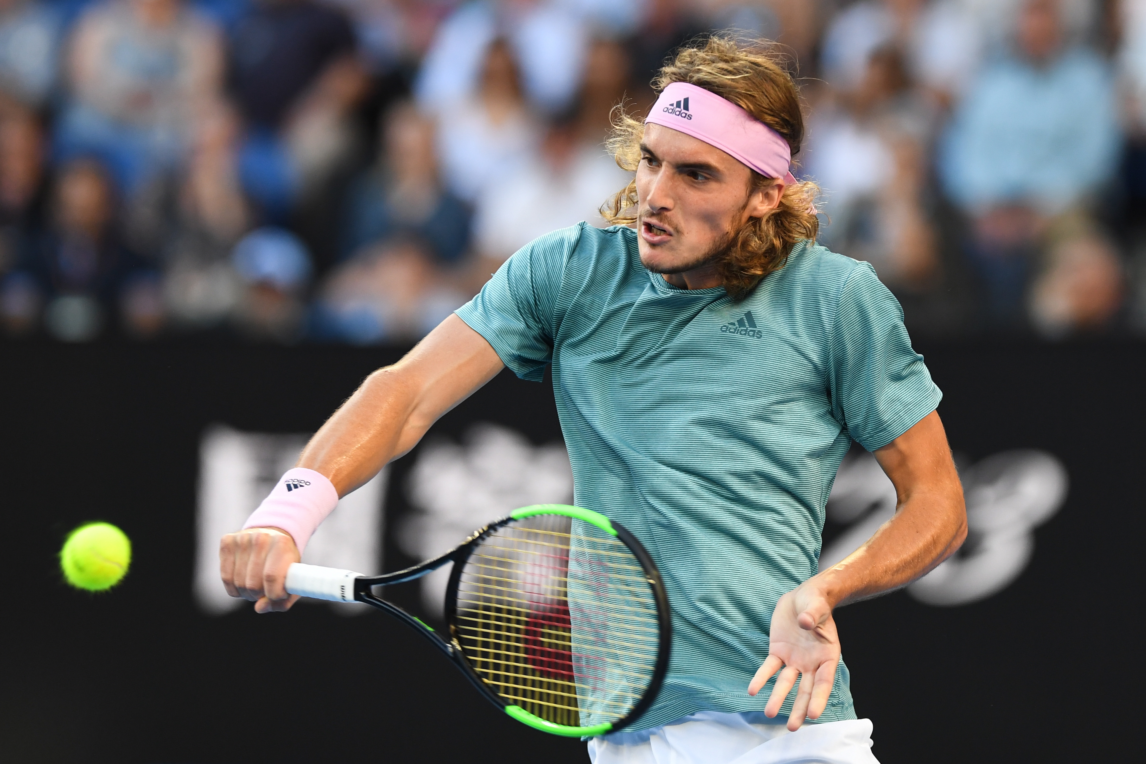 包含英国网球队逆转澳大利亚网球队，西西帕斯关键制胜的词条